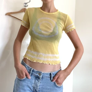 Mesh T-shirt - Gul meshtopp med vita detaljer i storlek S från Impuls. 