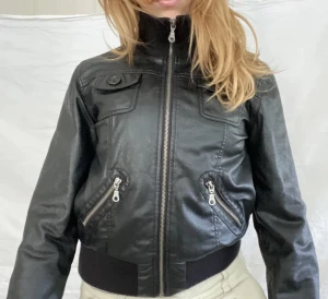 Vintage skinnjacka  - Jätte fin vintage leatherjacket inför hösten! Skriv för frågor eller intresse 💞