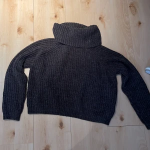Stickad tröja  - Oanvänd stickad tröja med turtleck, storlek 158/164