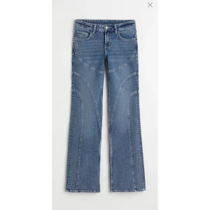 Coola jeans - Så sjukt coola och unika jeans😍 säljs inte längre/slutsålda. Verkligen as najs och lågmidjade! Kan skicka egna/fler bilder om några dagar! Går ner till marken på mig som är 169! TRYCK EJ PÅ KÖP DIREKT.