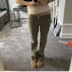 Gröna byxor  - bilden är lånad från @claracoolasellout. Inga bud säljer direkt för 500kr+frakt, men 450kr+frakt vid snabb affär 🩷 det är först till kvarn kommer inte hålla undan dem