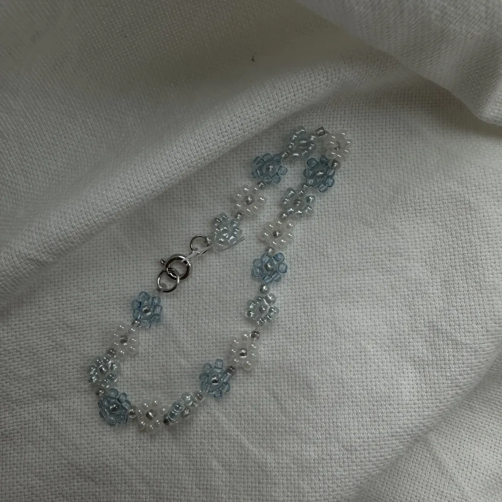 Jag säljer detta handgjorda pärlarmabndet i blå nyanser. Det har ett silverfärgat spänne och är 17 cm långt. (Special beställning med färg och längd kan även ske) . Accessoarer.