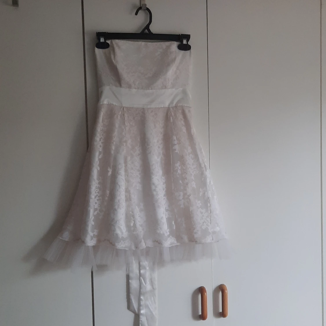 Vit strapless klänning