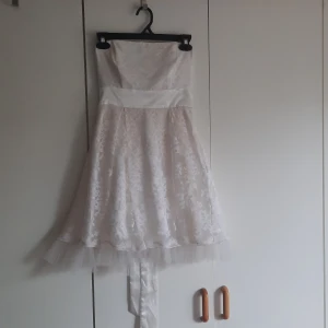 Vit strapless klänning - Söt liten vit klänning. Strapless och knytbar i midjan. Från Vila. 