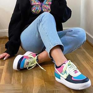 Säljer mina Nike air force 1 low Shadow i färgen AQUA. Väldigt sparsamt använda, och väl omhändertagna! Vill sälja fort därav priset! Bättre pris vid snabb affär