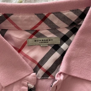 Burberry t shirt rosa 💗 - Bara använd ett par gånger och i övrigt i bra skick har dock som ett pyttelitet hål på vänstra framsida men inget som syns. OBS den är äkta 💗