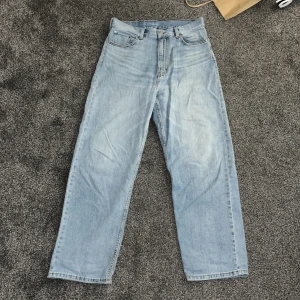 Weekday galaxy jeans - Säljer mina weekday galaxy jeans som är använda 1-2gånger, säljer pga de va för långa för mig. Storleken är w29,l30 men passar defenetivt dig som bär w31,l32. Hör av er om ni har fler funderingar 