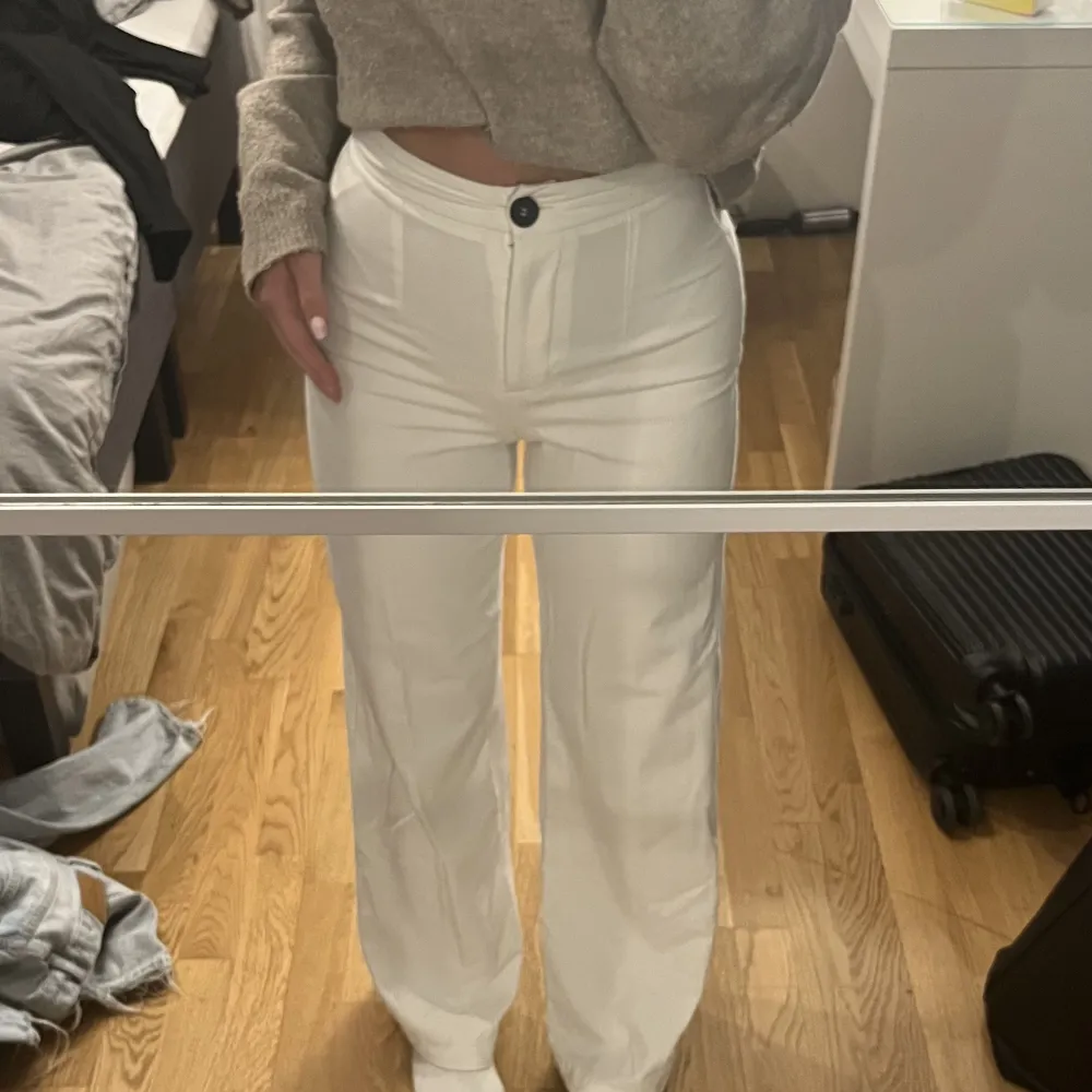 Ett par vita kostymbyxor i storlek 34 från Bershka.. Jeans & Byxor.