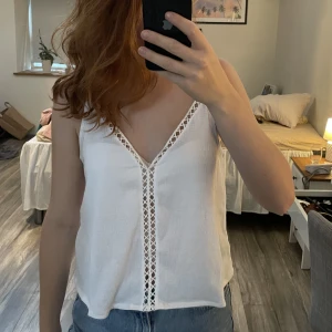 Vitt linne  - Sött vitt linne som inte kommer till användning. Är knappt använd. 