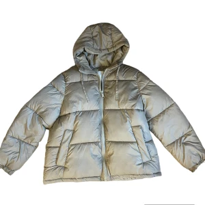 Hm pufferjacka  - Stl M, passar också S, har några defekter bak (se sista bild) skriv privat för fler bilder