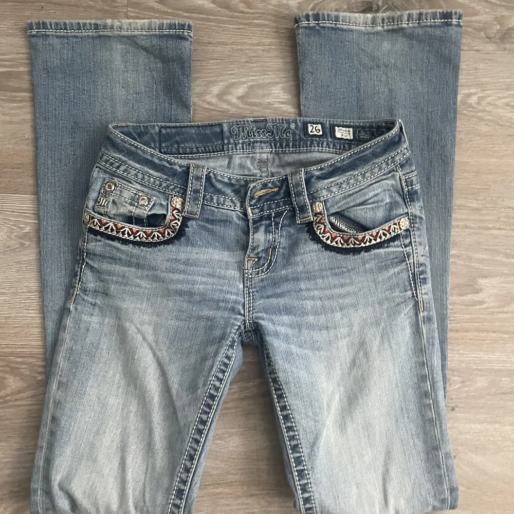 Miss me jeans i lågmidjade bootcut som va tyvärr för långa på mig😔 midjemått tvärsöver :35 cm innerbenslängd:77cm ❤️. Jeans & Byxor.
