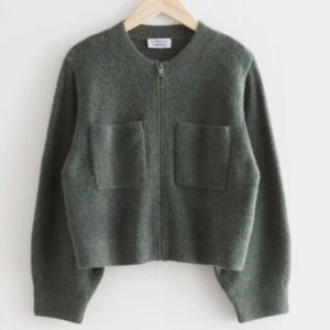 Slutsåld stickad tröja - Säljer denna super populära tröja från other stories!! Skriv privat för egna bilder. Tröjan är i bra skick och har använts sparsamt🥰strl s