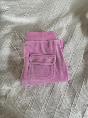 Juicy Byxor  - Lägger ut igen❣️På det ena snöret är metall saken lite lös men går att fixa byxorna är även uppsydda men passar mej som är 1,58 kom privat för frågor❣️❣️ Pris kan diskuteras❣️