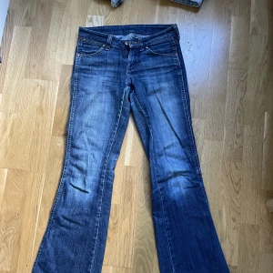 Lågmidjade jeans  - Säljer dessa lågmidjade jeans som tyvärr blivit försmå!