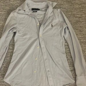 Kofta - Säljer min Ralph Lauren kofta i färgen ljus blå💙tvättas innan köp! Skriv för mer bilder eller intresse💙