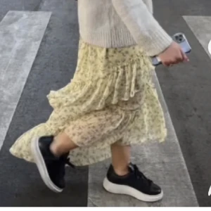 Maxikjol - Så snygg maxikjol från HM! Helt slutsåld! Storlek M men passar även xs och s då den har resår i midjan! Så somrig och härlig💗💗💗