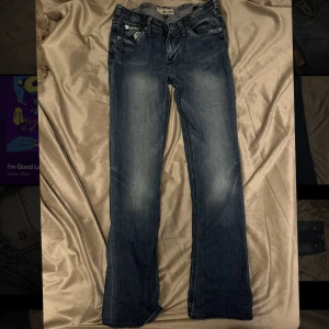Snygga jeans  - Väldigt bra skick! Ganska långa men går att korta ner om man är kortare som jag. Lågmidjade 