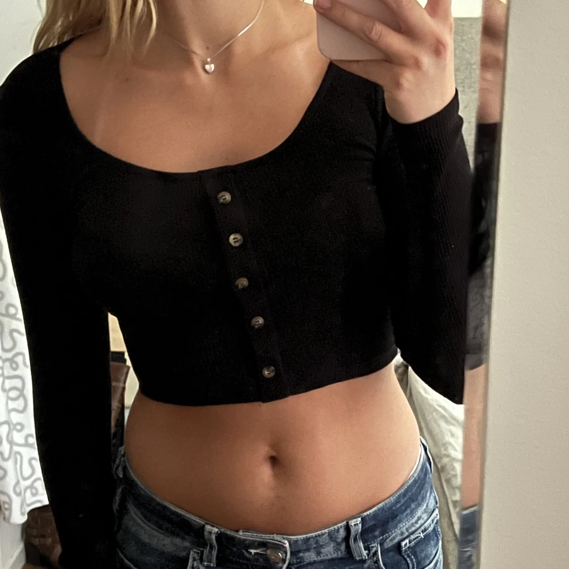 Svart croppad topp med knappar