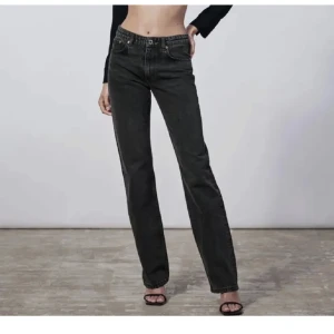 Midrise jeans Zara - Bra skick! Skriv privat för egna bilder💗nypris 359kr, säljer för 100kr