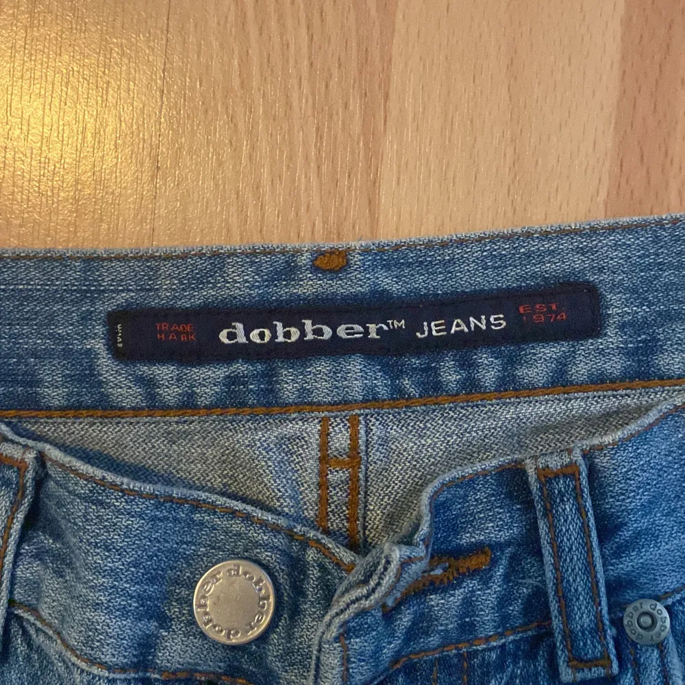 Säljer mina favvo jeans från dobber som är flitigt använda men som inte har några större defekter! Jeansen har ganska stort flare och är lågmidjade. Pris kan diskuteras vid snabb affär❤️fler bilder kan fixas!. Jeans & Byxor.