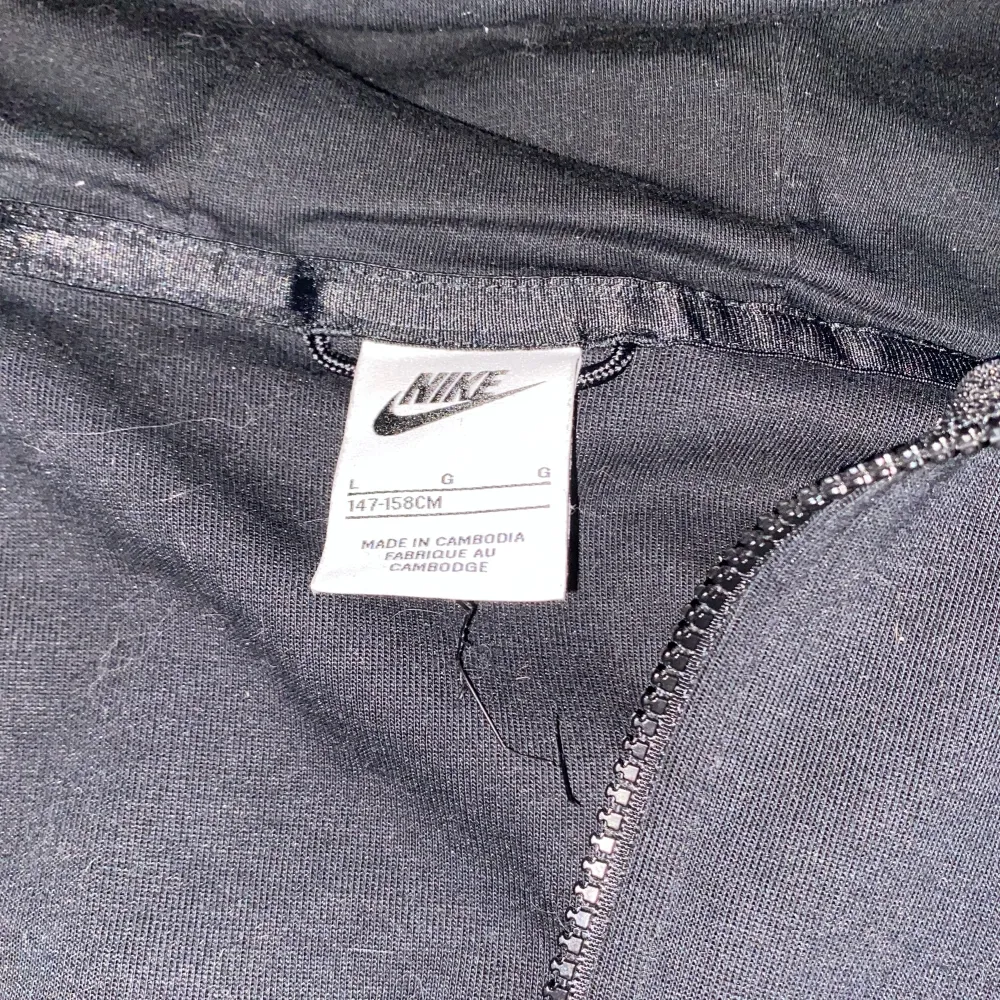 Nike tech hoodie Säljer för 600kr Köpt för 1,1 Inga skador helt ren använt några gånger Storlek L Endast Swish. Hoodies.