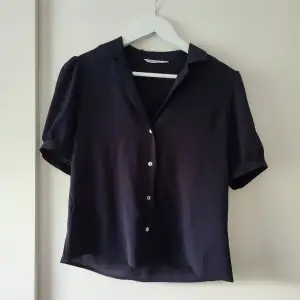 Sjukt fin mörkblå blus / skjorta från Only!💕