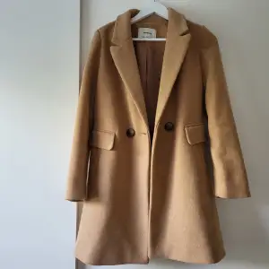 Sjukt fin brun kappa som aldrig kom till användning! Köpt från Zalando💕