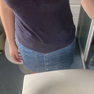 Jeanskjol - Säljer min blåa jeanskjol, knappt använd så i bra skick. Säljer för 80kr + frakt. Kom privat för fler bilder eller frågor!💕