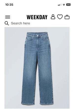 Blåa jeans - Jeans från Weekday i modellen Rowe. Väldigt bra längd och passform💙