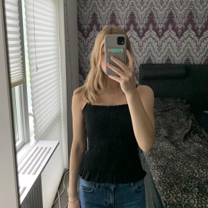 Topp - Svart topp från Ullared i bra skick, aldrig använd. Storlek 170 men är stretchig. 