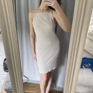 KLÄNNING - Jättefin lite tajtare klänning som följer efter ens kroppsform, med bar rygg och smala axelband☺️ 