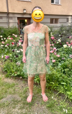 French connection klänning - Verkligen ljuvligaste klänningen! Endast provad.  Ljusrosa supermjuk underklänning sedan ett lager av tyll-liknande (polyester) över. Två lager av detta material vid kjolen. NWT Nypris 1995kr