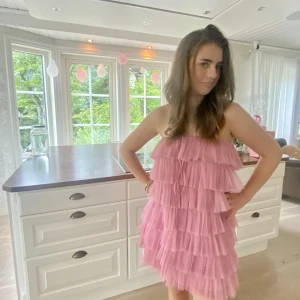 Klänning - Säljer denna rosa volang klänning från Zara, som är slutsåld! Mer frågar om bilder eller mått är det bara att fråga!💕 (Första bilden på när min väninna har den på dig)