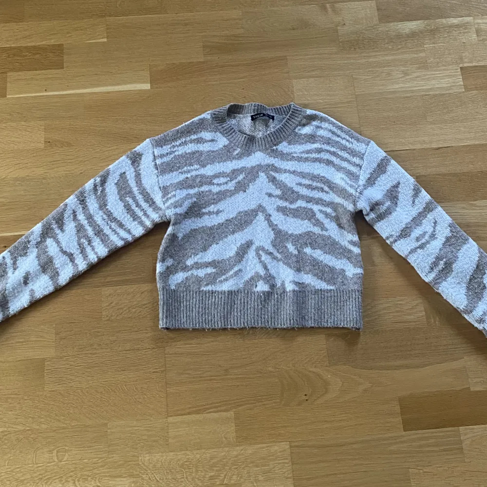 Stickad tröja med zebra mönster. . Tröjor & Koftor.