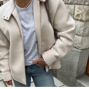 Cos vårjacka - Superfin vårjacka i lite boxig modell som har används ett fåtal gånger! Köpt för 900kr