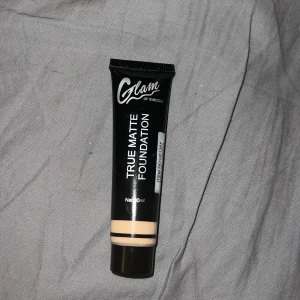 foundation  - jätte fin foundation från glam of sweden. den e jätte fin på. köpte den för 25 det är därför ja tar den för 15 kr.