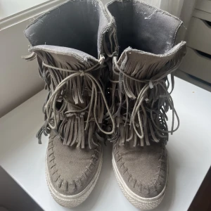 Kilklackar med fransar - Säljer dessa så coola kilklackar/sneakers med fransar. Gråbruna i färgen och så snygga till en kjol eller klänning! Strl 39/40