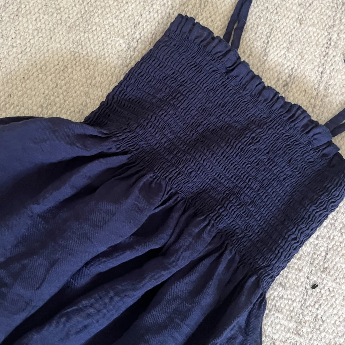 Säljer denna jätte gulliga toppen den är mörkblå har använt ca 4 gånger min syster som e 15 kan ha på sig den !💕💕 Och original priset är 175 så toppen är billiga💕💕 - 91