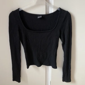 Svart långärmad  - Svart långärmad ribbad tröja, storlek Xs men passar även S, köparen står för frkaten💕