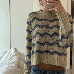 Stickad tröja - Så så fin tröja som  inte kommer till användning. Det står s men skulle säga att den är lite mer som en xs!har tyvärr glömt vart den är köpt. 💗💗