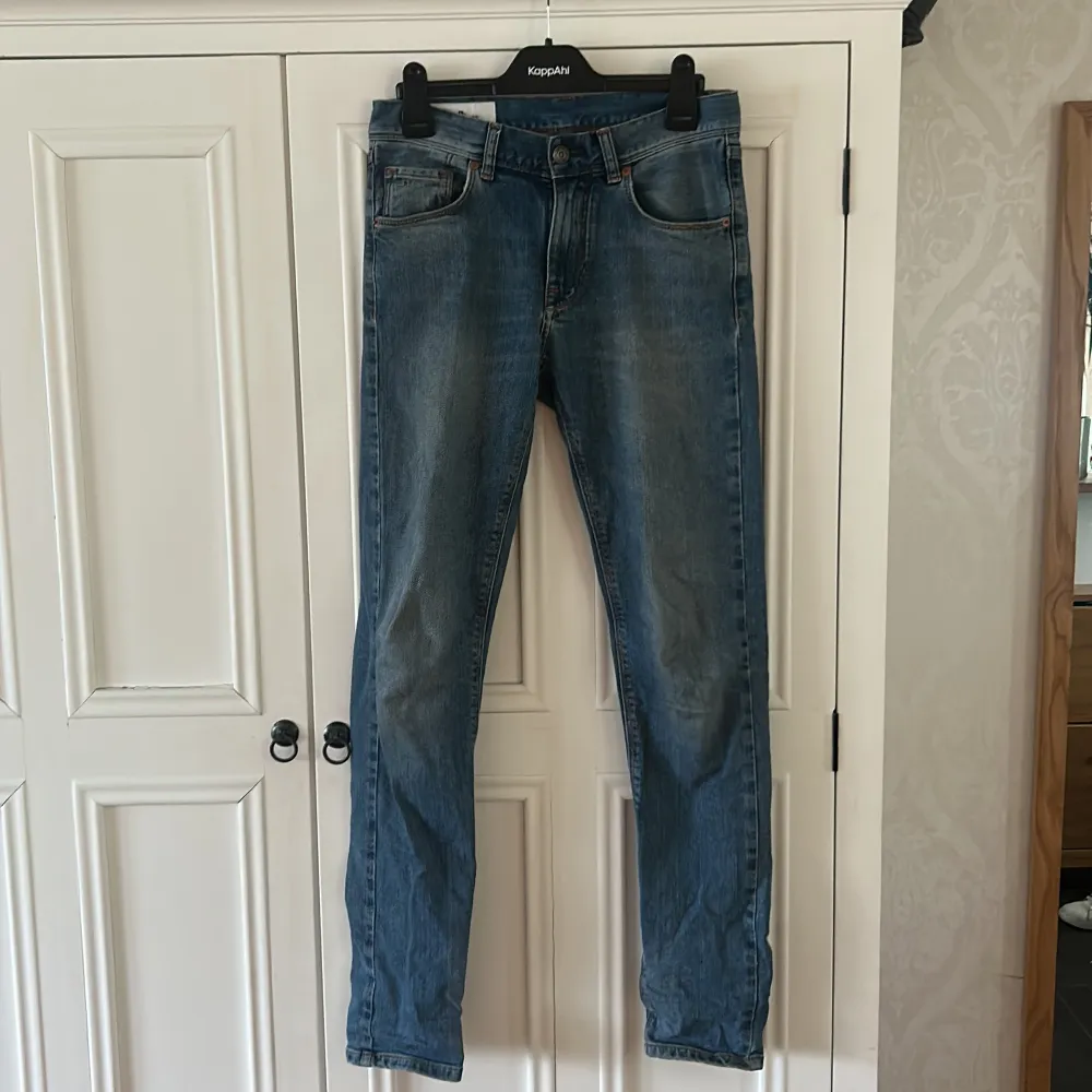 Snygga jeans från J.Lindeberg som knappt blivit använda och nu är alldeles för små och därför säljes. Mått: 28/32  Ord pris: 1300kr. Jeans & Byxor.