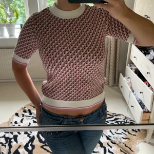 Topp - Söt, stickad t-shirt med snyggt retromönster!