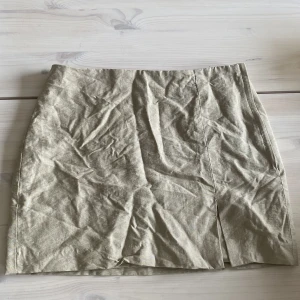 Linen blend kjol H&M - Använd någon gång, i perfekt skick från H&M. Liten storlek skulle säga 34/36 snarare än 38.