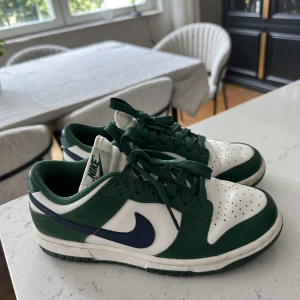 NIKE DUNKS - Sjukt snygga dunks som inte kommit till användning.. storlek 37,5 och endast använt ett fåtal gånger! 🩷köpare står för frakt