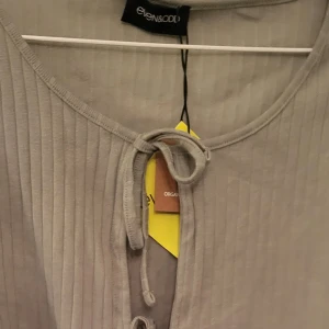Blus  - Aldrig använd. Prislapp kvar. Liten i storlek. 