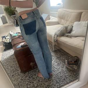 Acne jeans blå konst. Jag är 172 lång, älskar jeansen men säljer de eftersom jag tycker de blivit lite för korta på mig. Budgivning från 600 kr 