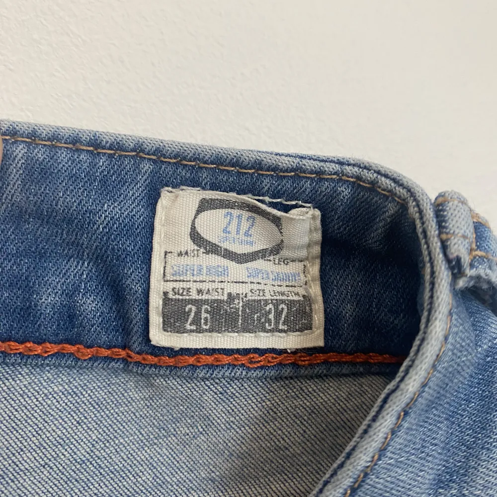Tajta högmidjade jeans i storlek 26/32. Ligger ute på flera sidor.. Jeans & Byxor.