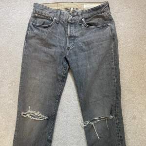 Skit snygga gråa lowwaisted jeans. Tyvärr kan jag inte ta bild på hur de sitter helt på då de är för små på mig.