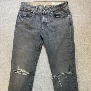 Skit snygga gråa lowwaisted jeans. Tyvärr kan jag inte ta bild på hur de sitter helt på då de är för små på mig.
