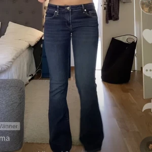 Lågmidjade jeans - Säljer dessa nästintill oanvända jeans ifrån märket Mavi❤️ nypriset är runt 600kr och jag säljer för 300+ frakt. Jag är 165cm